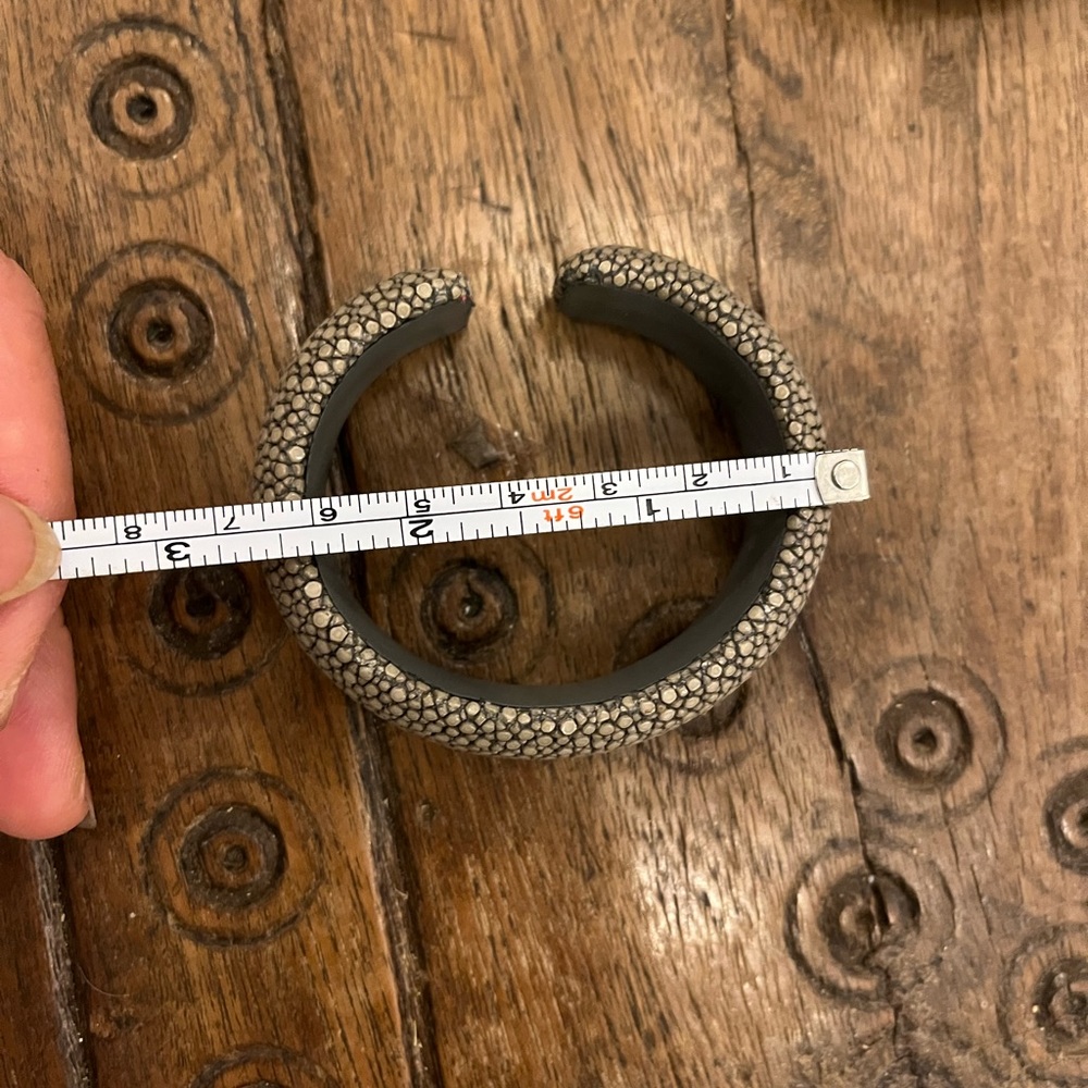 Gray sting ray bangle